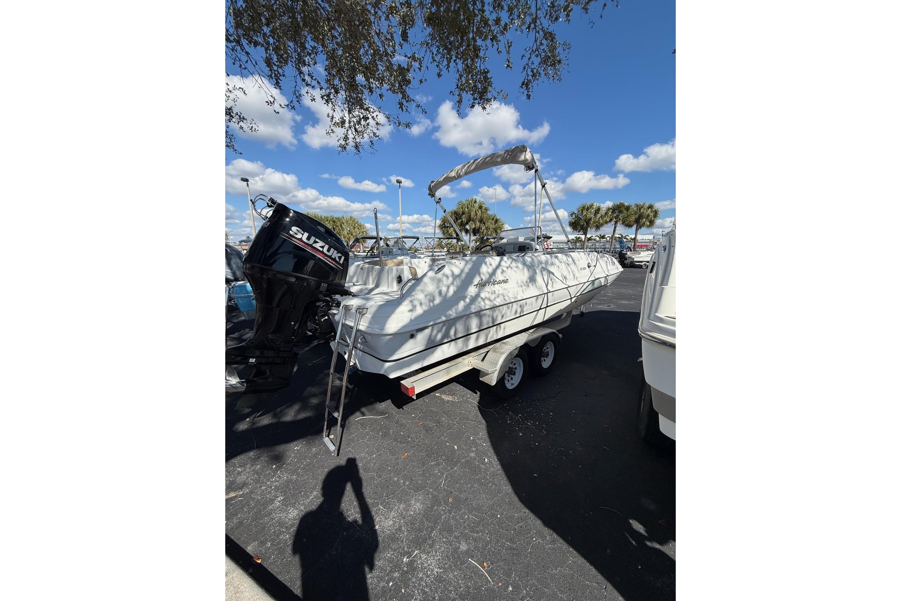 2017 Hurricane SunDeck Sport CC 231 OB