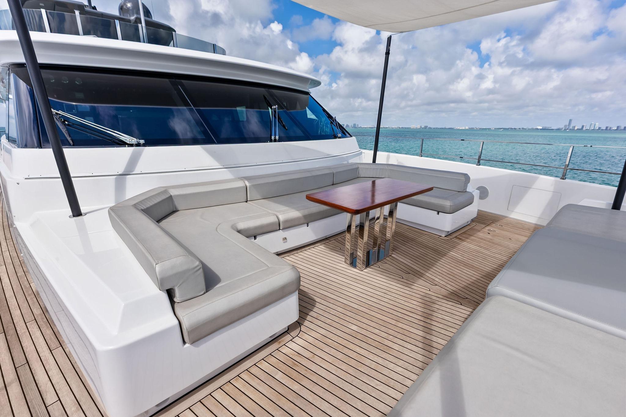 2023 Custom Line Navetta 33 - 35