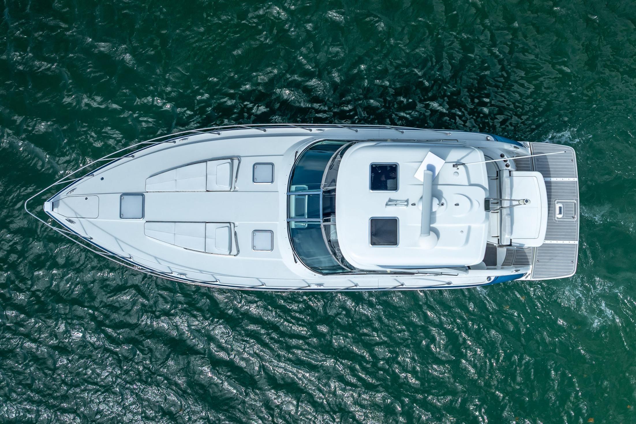 Overhead view of 2022 Formula 40 Performance Cruiser on water.