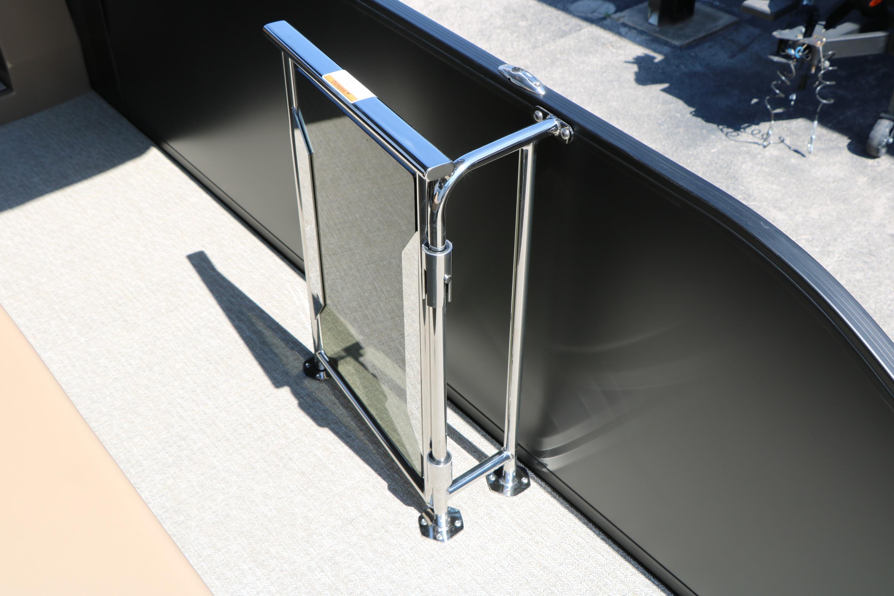Evotti 725 CS Tri-Toon 2026, sleek chrome railing detail on deck.