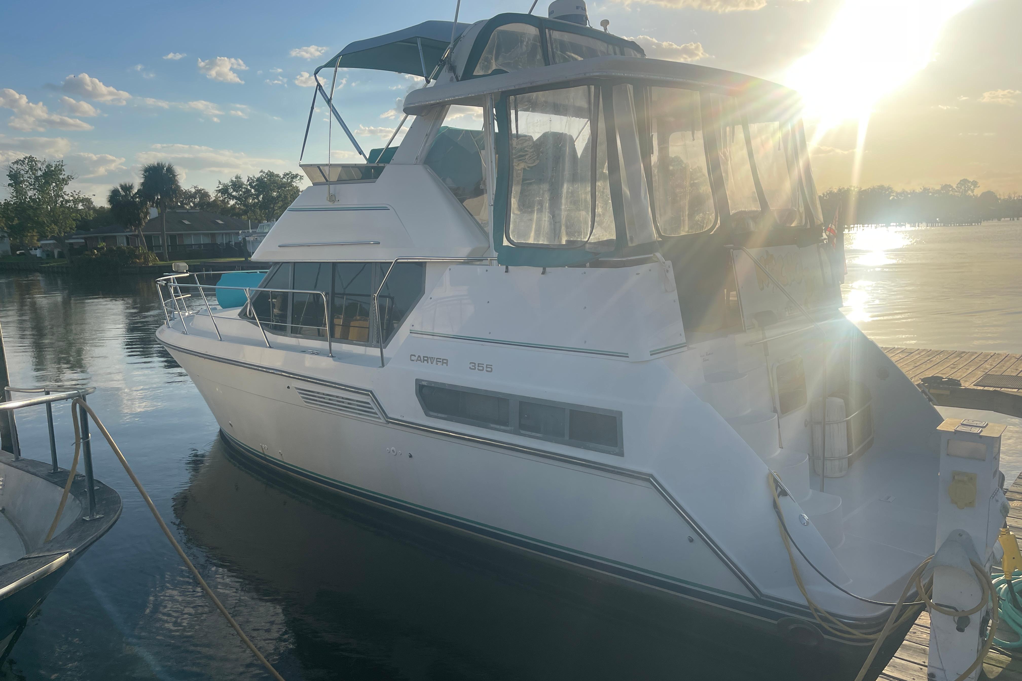 1995 Carver 355 Aft Cabin Motor Yacht