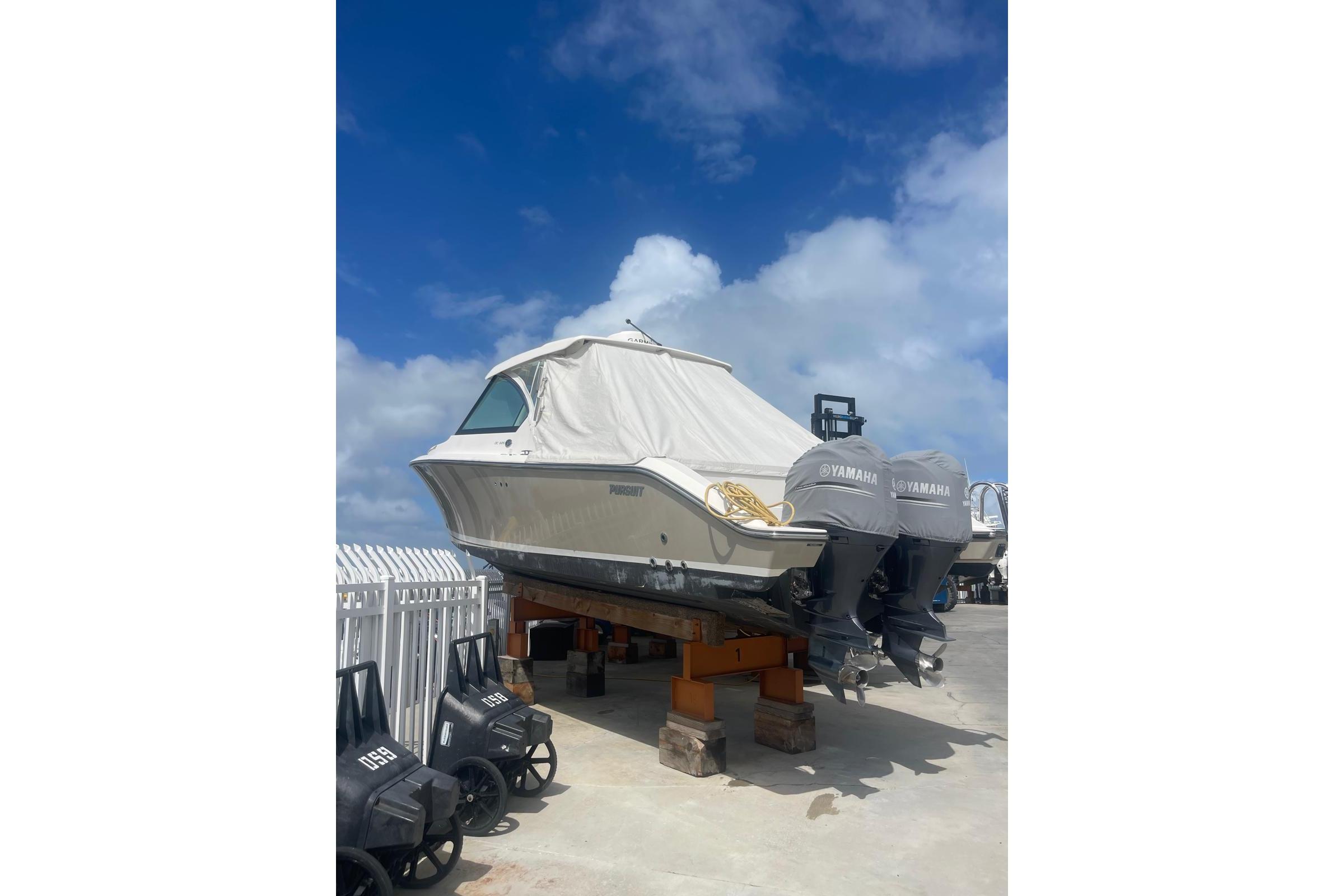 2016 Pursuit DC 325 Dual Console