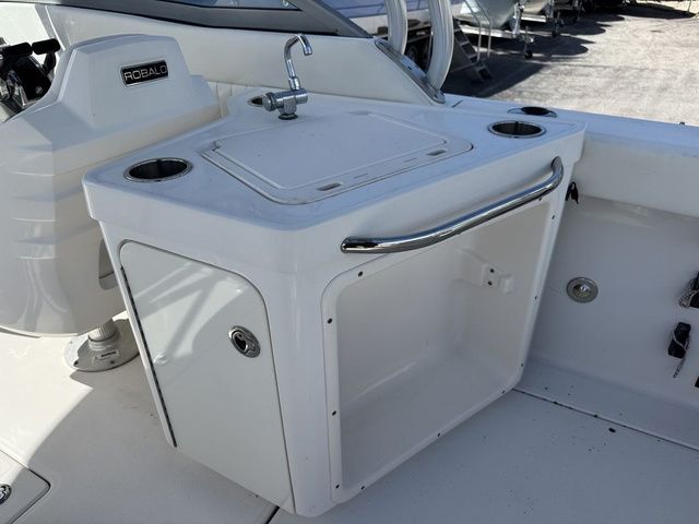 2012 Robalo 247 DC - 21