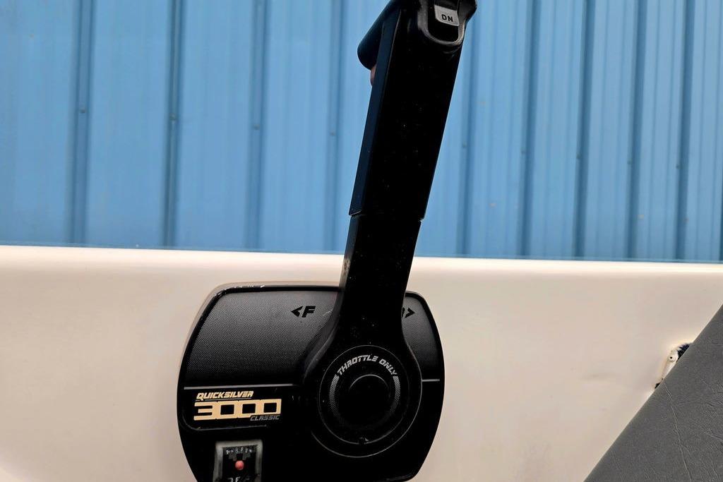 Throttle control lever of a 1996 Champion 181 SX boat, featuring Quicksilver 3000 Classic.