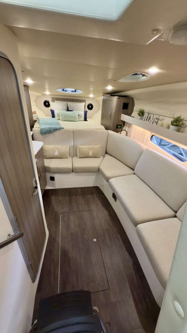 2020 Regal 33 Express - Image 11