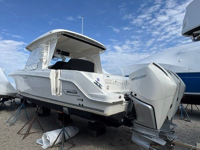 2021 Boston Whaler 350 Realm