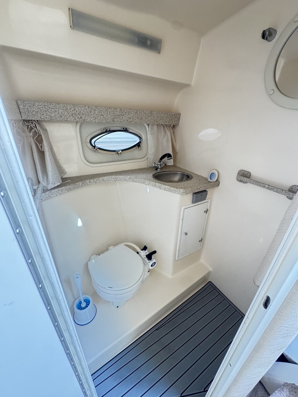 2000 Rinker Express Cruiser 310 Fiesta Vee - 9