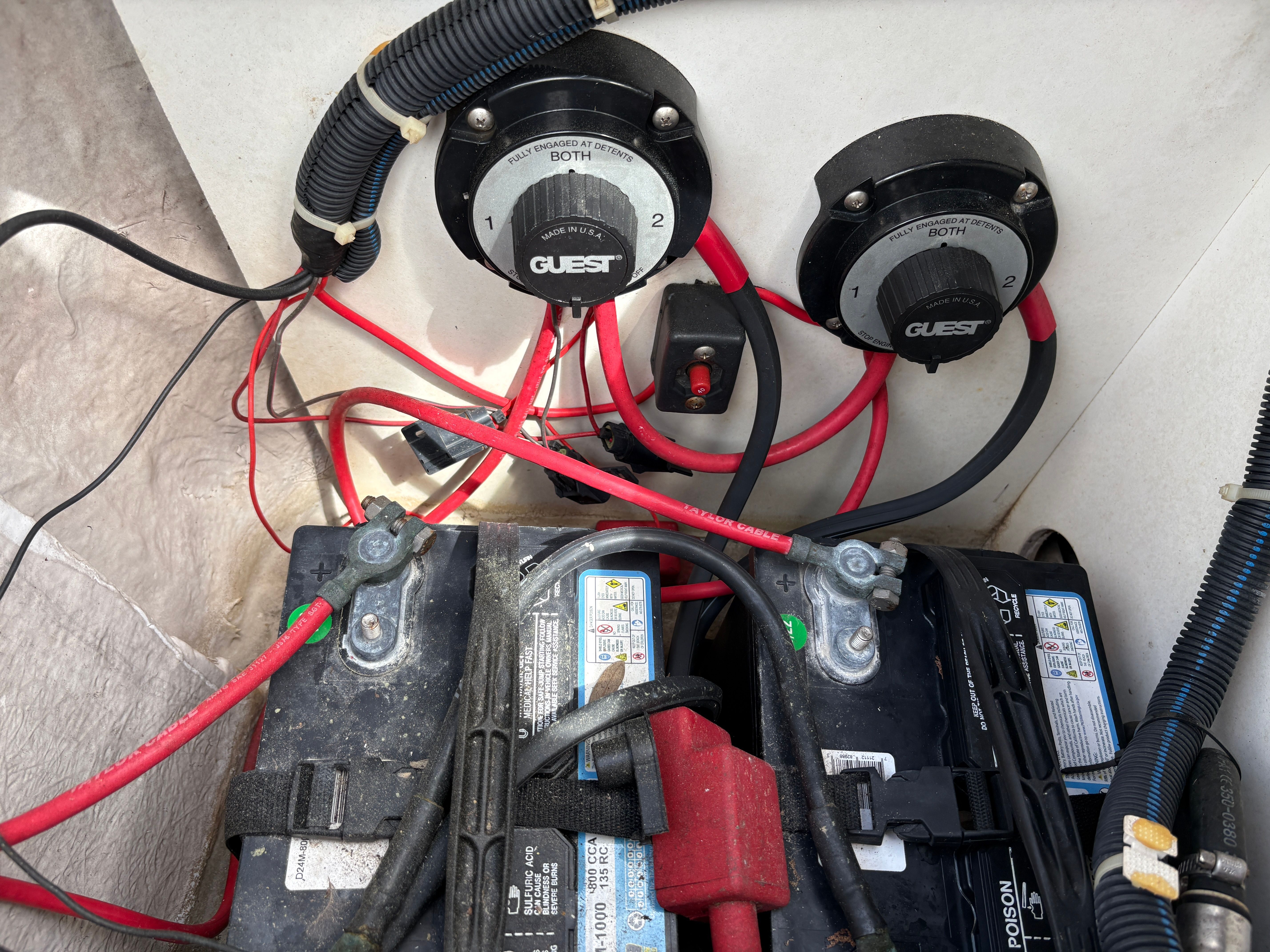 Battery system of Hurricane SUN DECK 260 boat, year 2009.