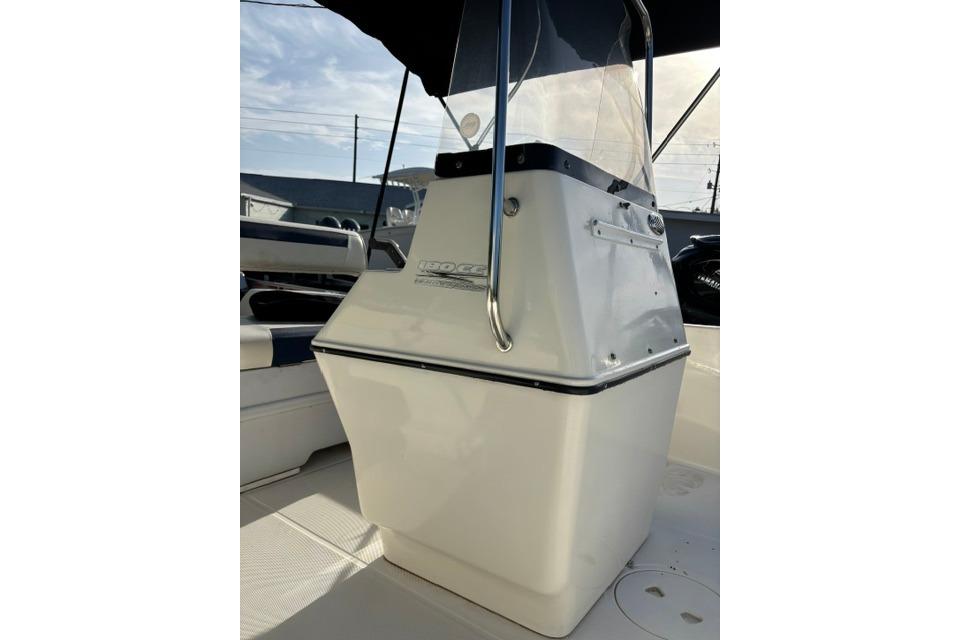 2005 Hydra-Sports Lightning 180 CC boat console with windshield and seating.