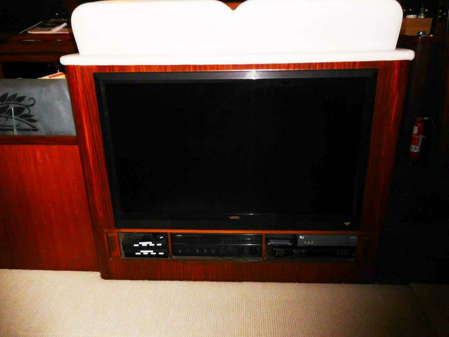 1987 Hatteras Flybridge - Image 9
