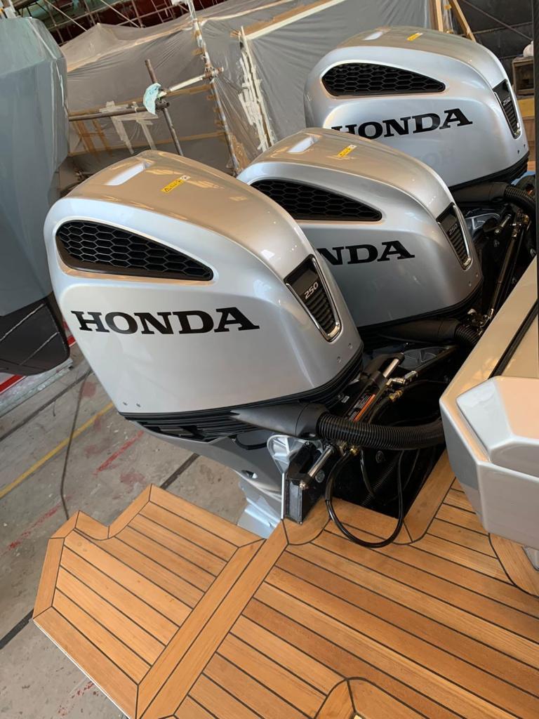 Triple Honda outboard motors on a 2022 Reale Heritage 40 boat.
