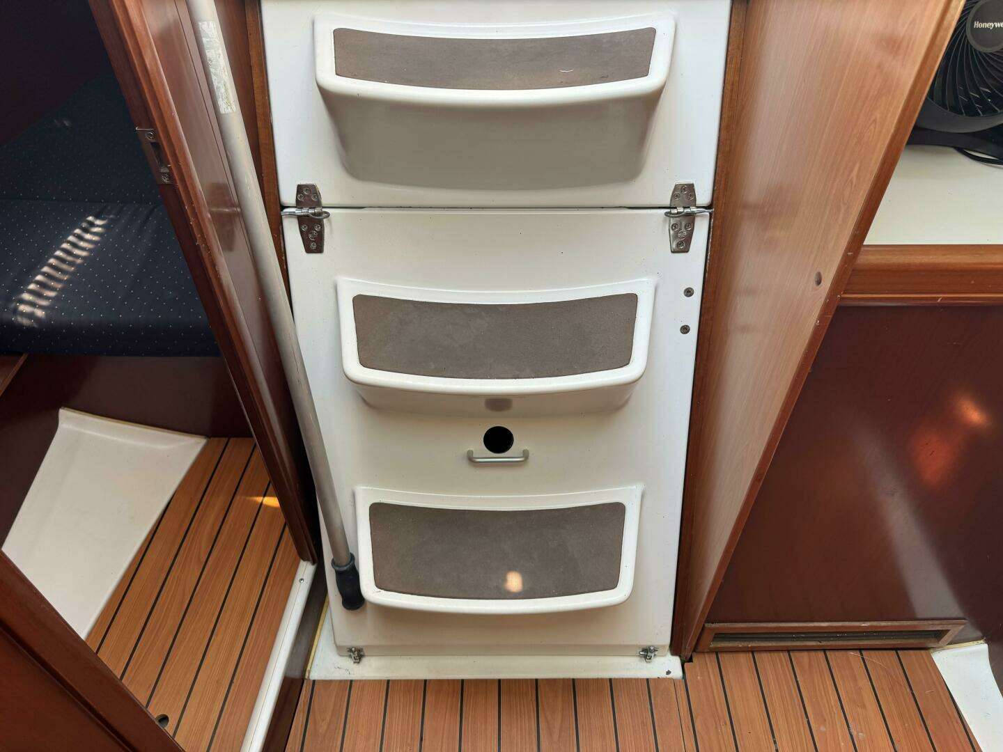 2005 Beneteau Oceanis 331 - Image 15