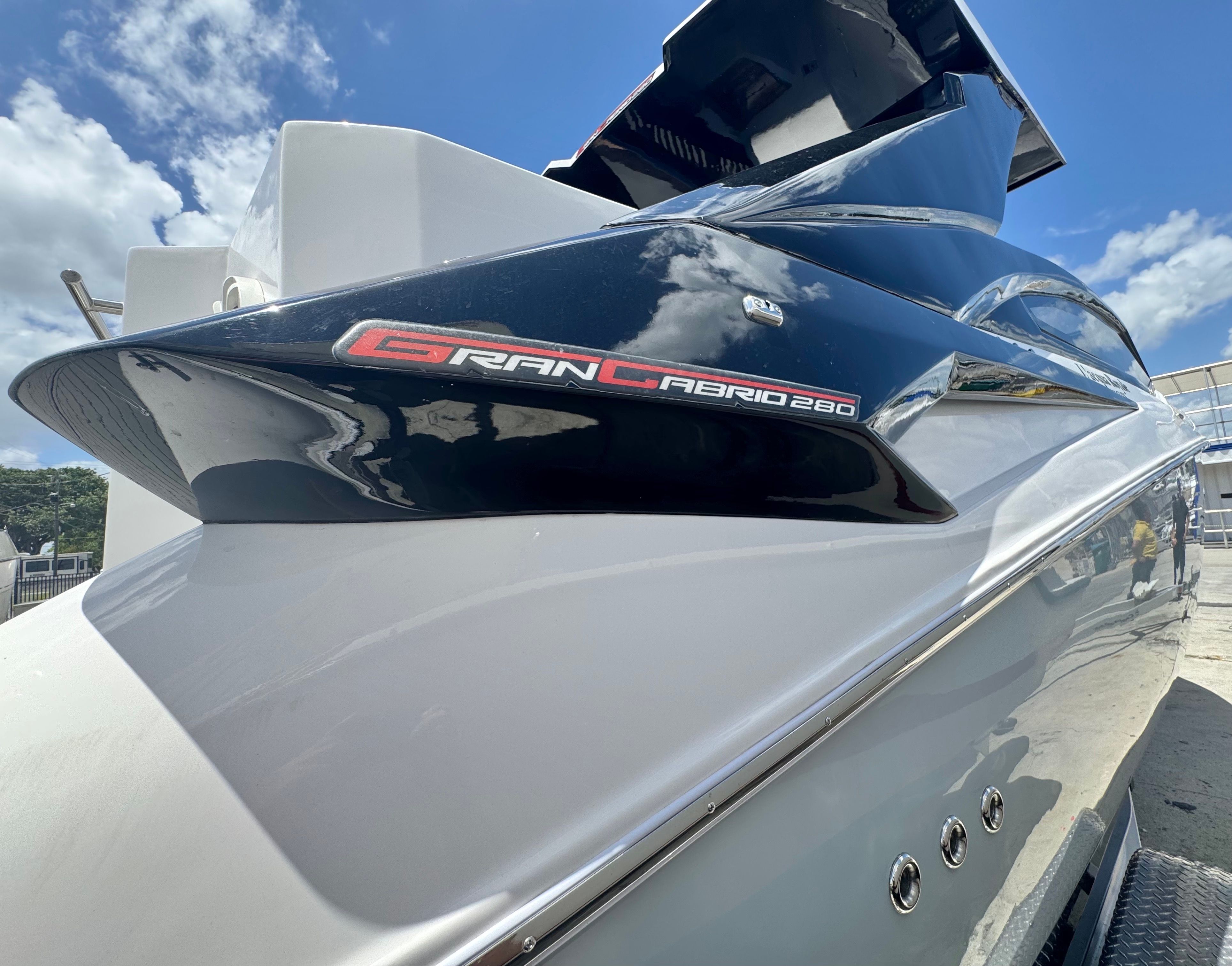 2024 L'acqua Royale LR280 GRAN CABRIO boat, close-up of design.