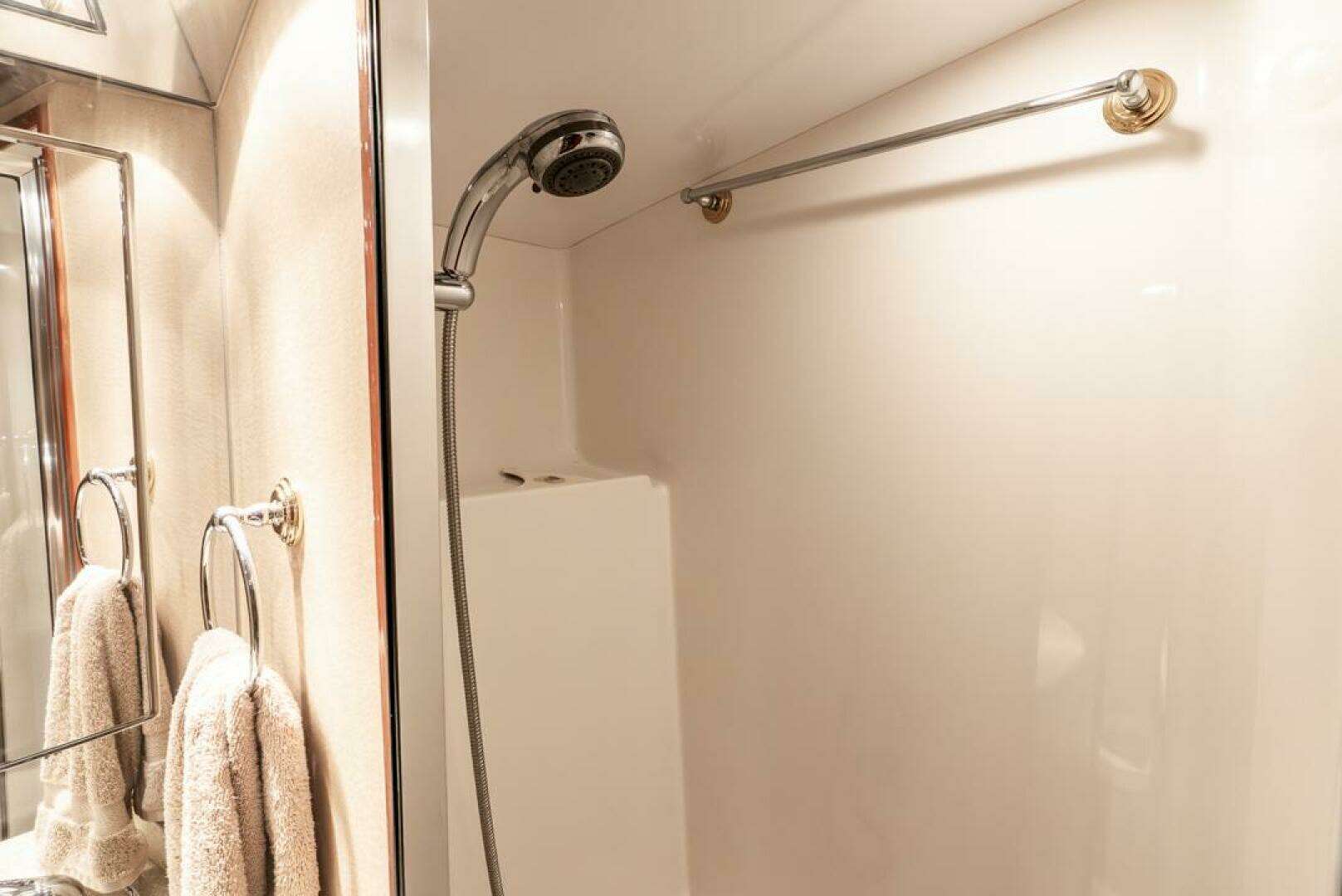 2005 Hatteras 50 Convertible - Image 22