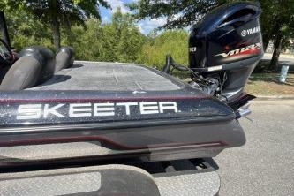 2014 Skeeter ZX200 boat with Yamaha VMAX engine, parked outdoors.