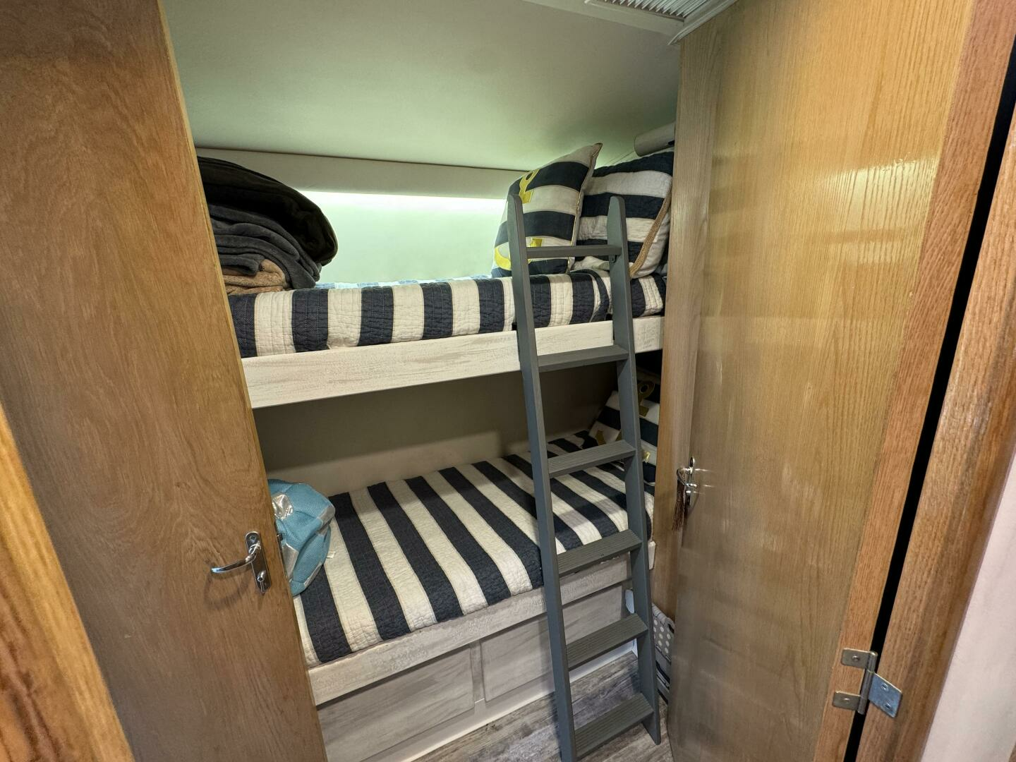 1994 Hatteras 54 Yacht - Image 43