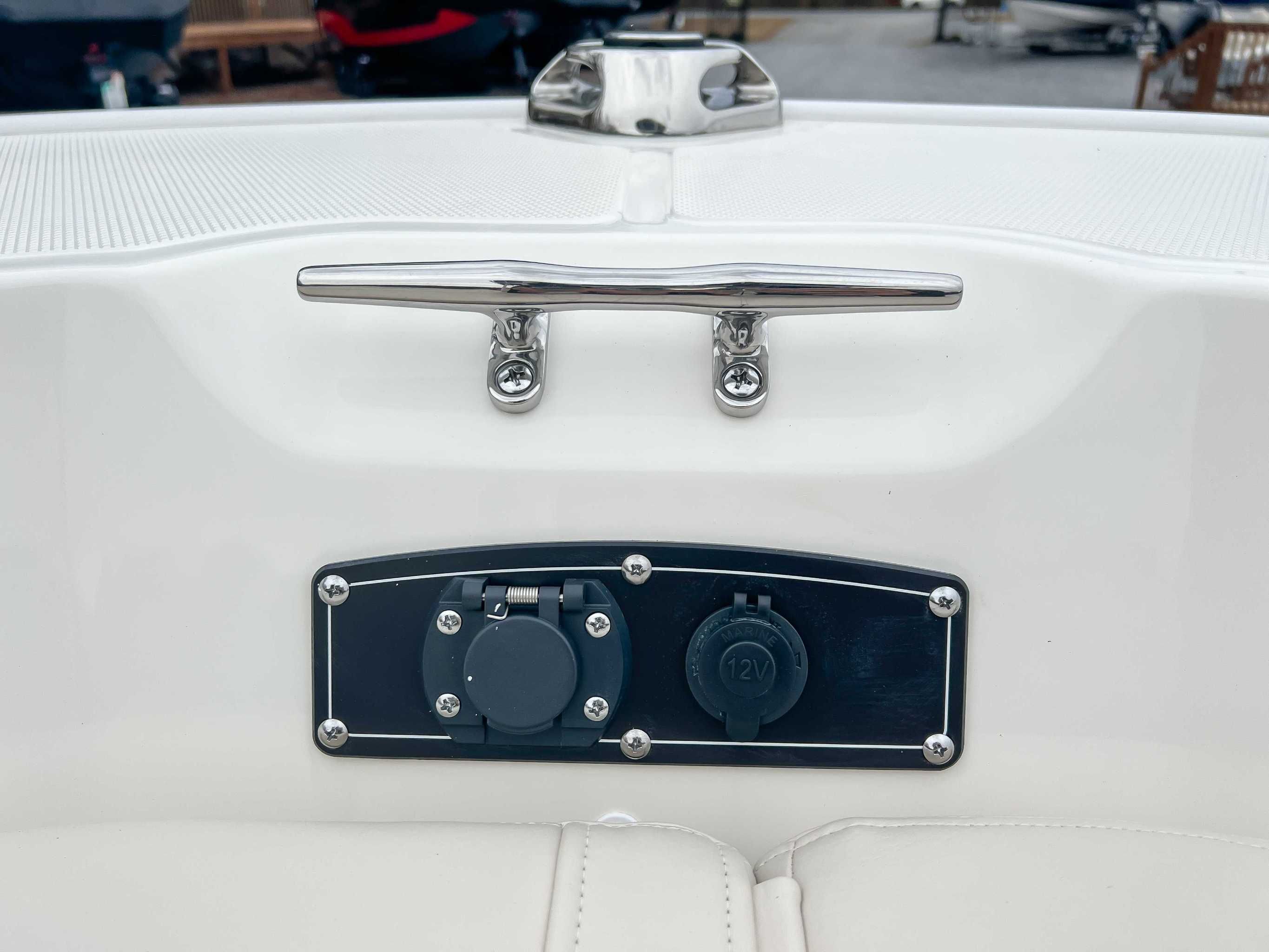 Boston Whaler 190 Montauk 2025 boat cleat and power outlet.