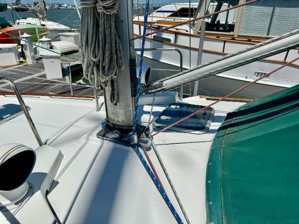 Beneteau Oceanis 40 CC sailboat deck, 1996 model, featuring rigging and green canopy.