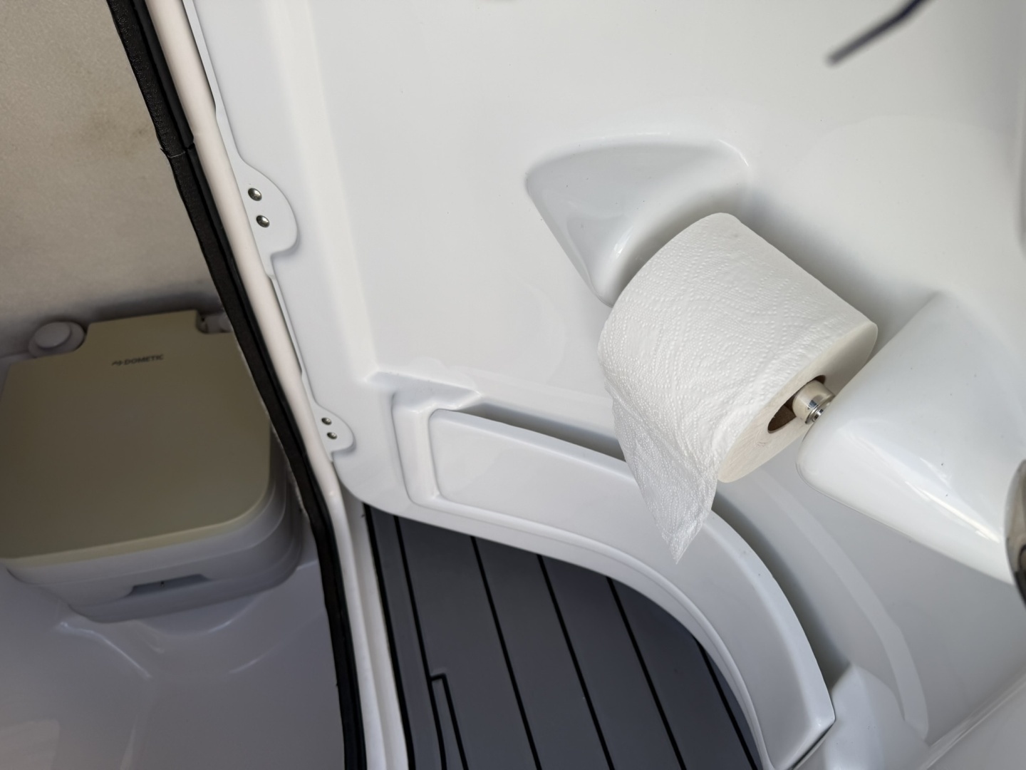 2023 Robalo R227 - Image 31