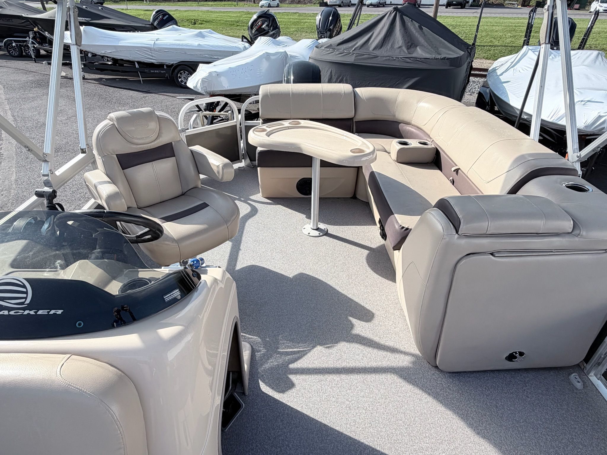 2018 Sun Tracker Party Barge 20 DLX - 19