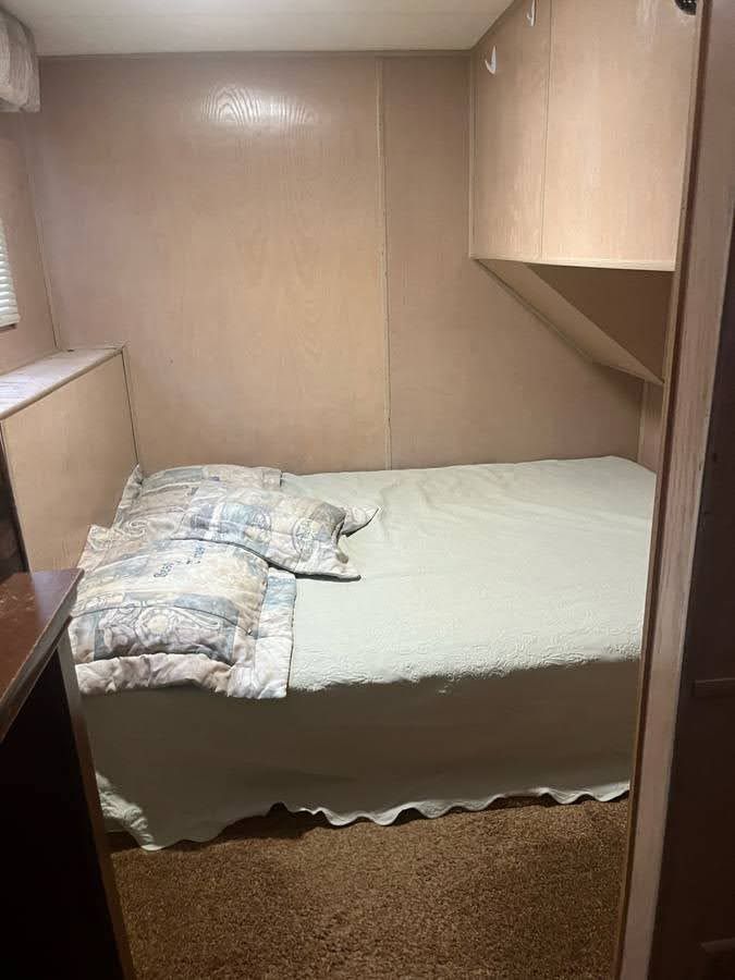 Bedroom in 1993 Lakeview houseboat with double bed.