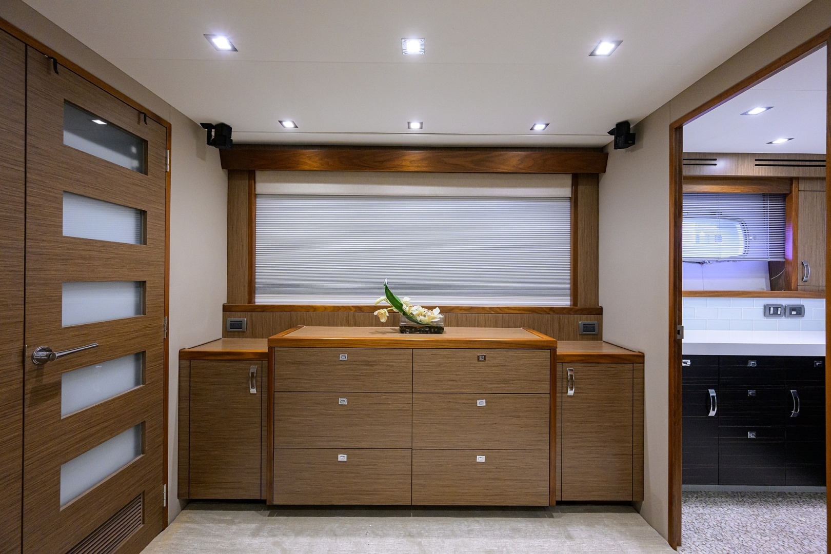 2013 Hatteras 80 Motor Yacht - Image 22