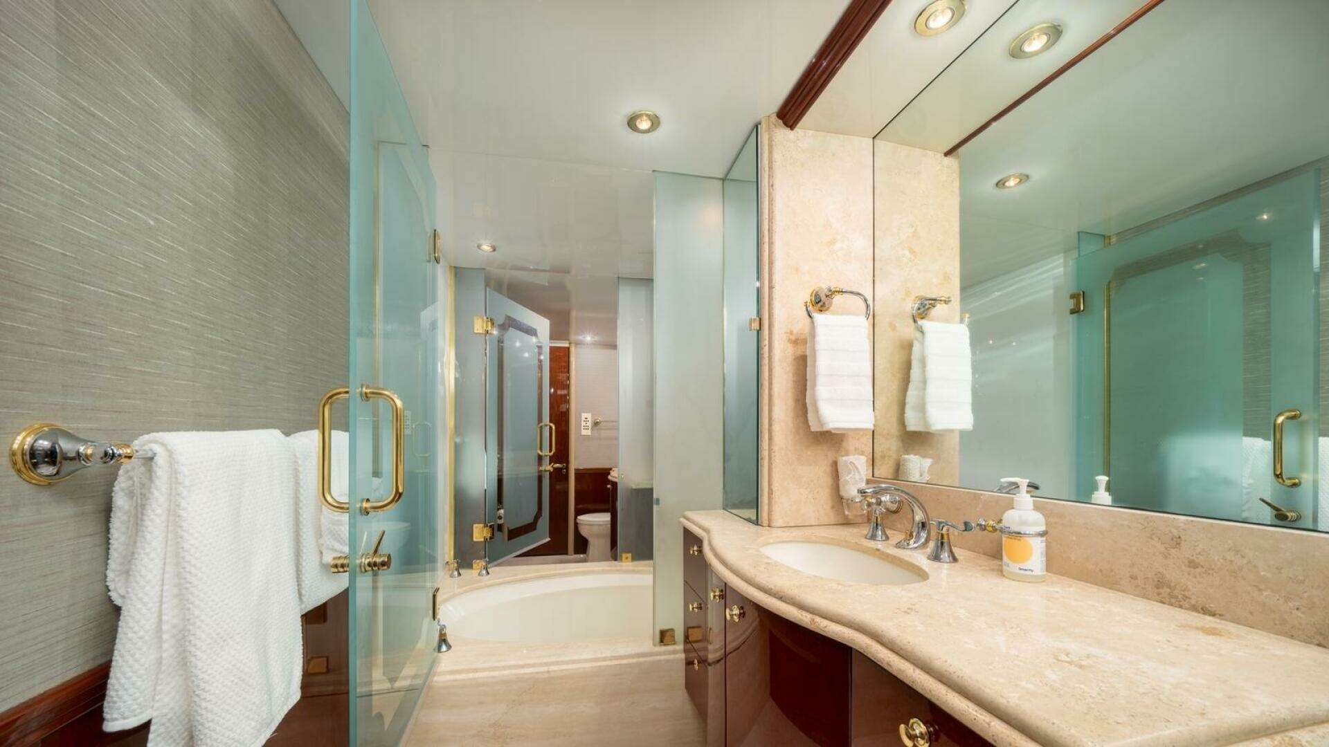 2002 Lazzara Yachts — - Image 19