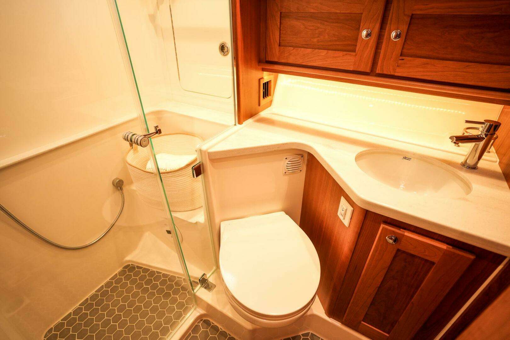 2027 Sabre 45 Salon Express - Image 35