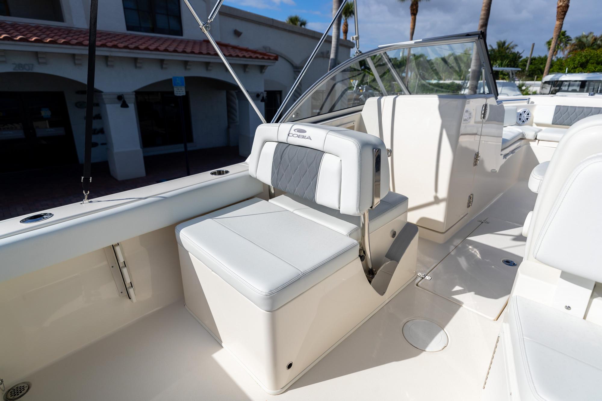 2024 Cobia 220 Dual Console - 18