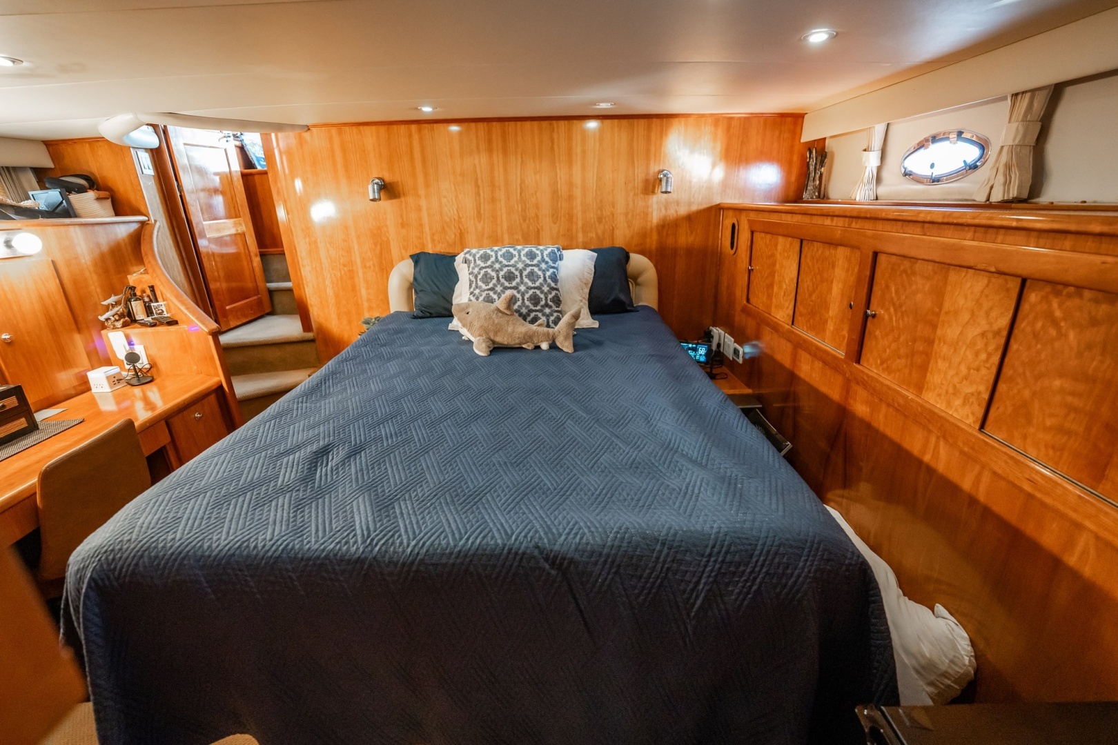 2004 Navigator 5700 Rival Pilothouse - Image 30