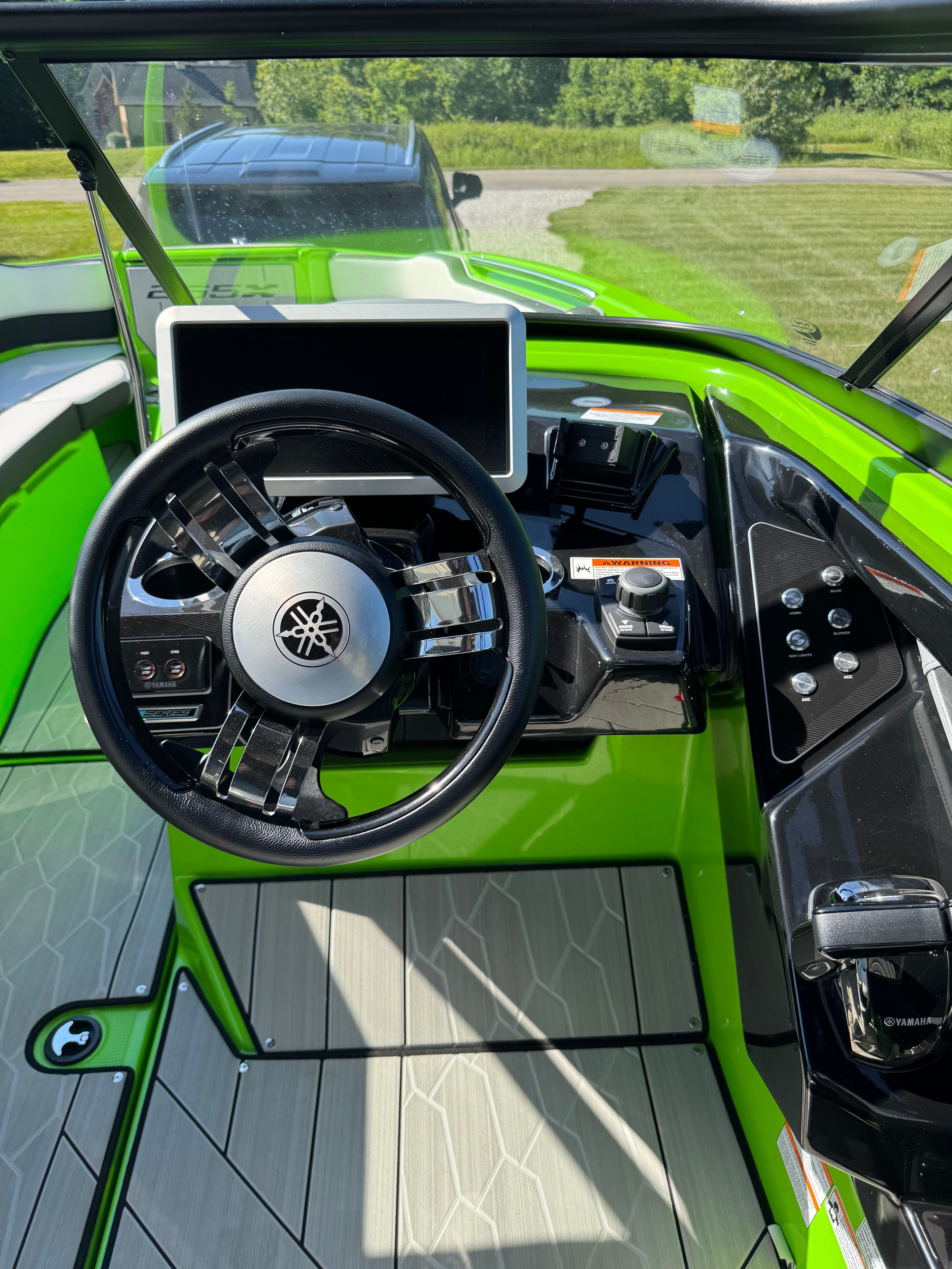 Yamaha 255XD 2022: Green cockpit with modern steering wheel and large display.