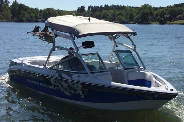 2008 Nautique Super Air Nautique 220 on a lake.