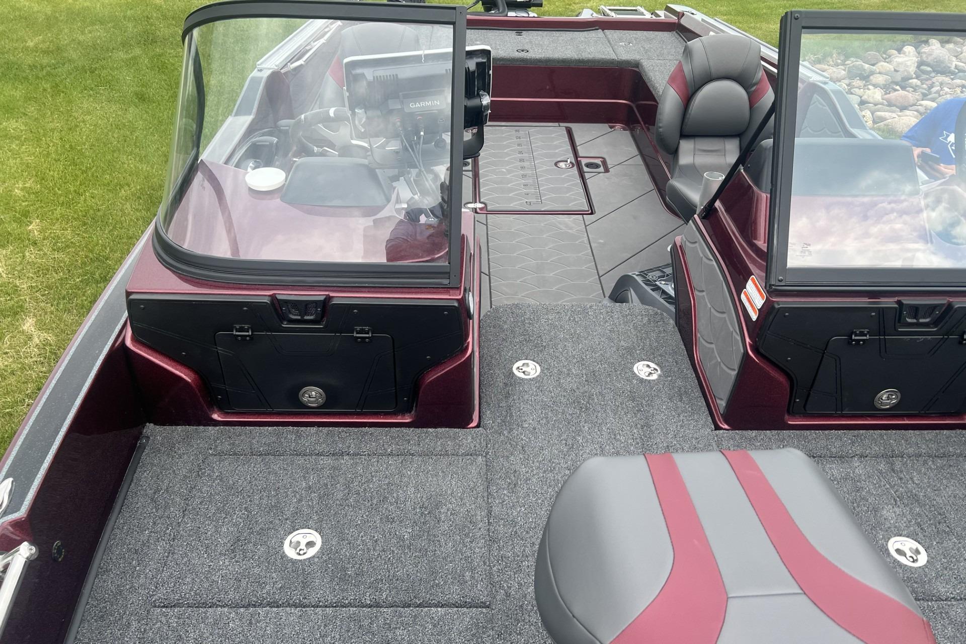 Nitro ZV21 Pro 2026 boat interior with seating and dashboard, featuring modern design elements.