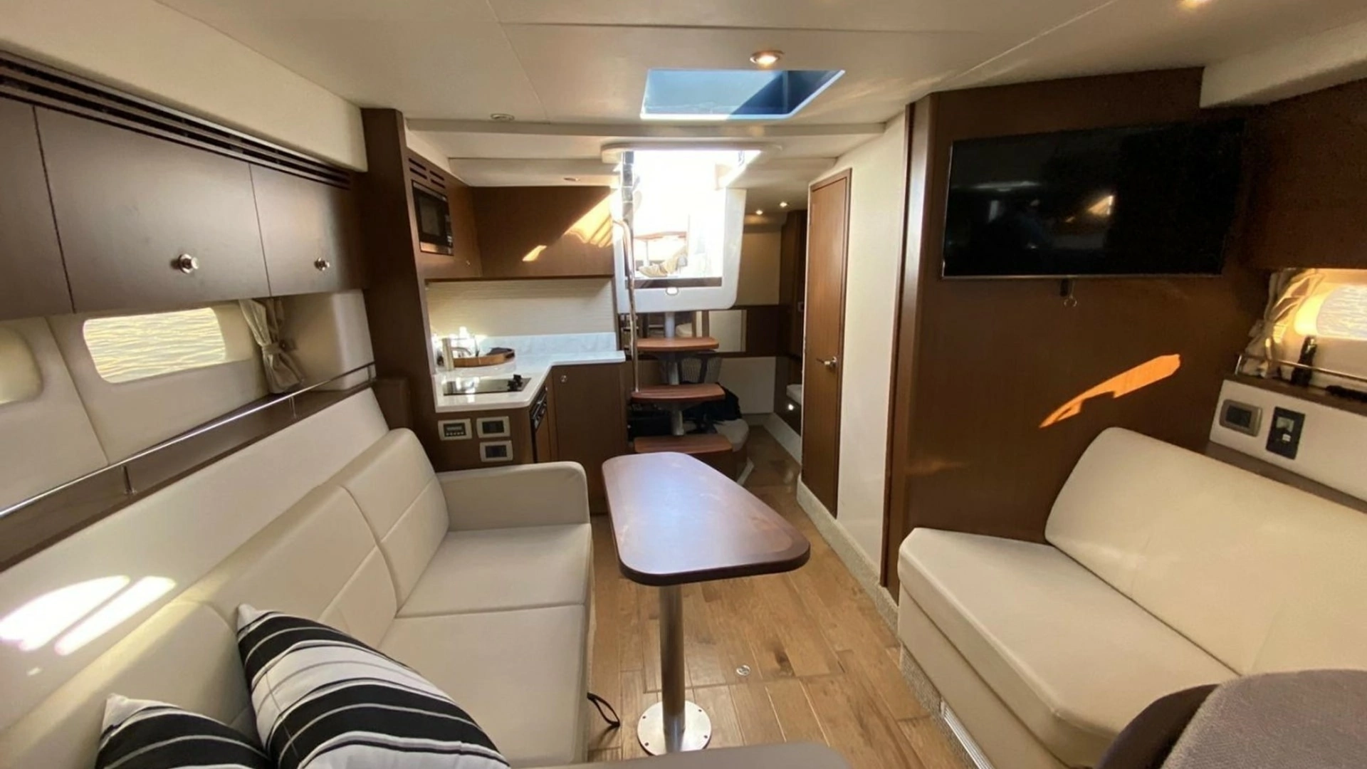 2018 Sea Ray Sundancer 350 - Image 6