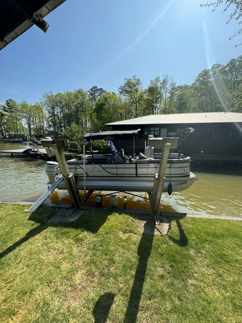 Veranda VR22RC pontoon boat 2021 docked in sunny weather.