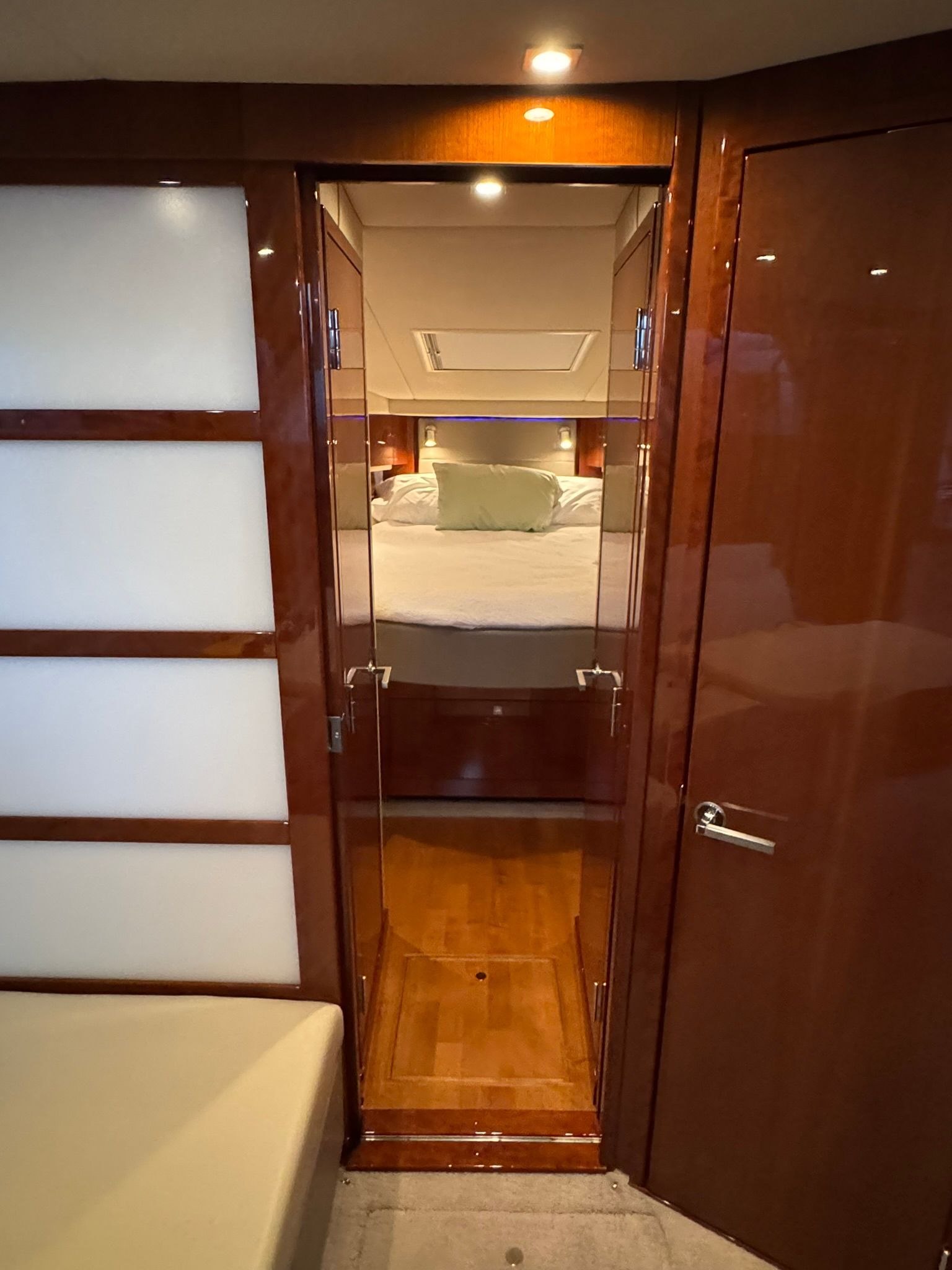 2011 Sea Ray 450 Sundancer - 46
