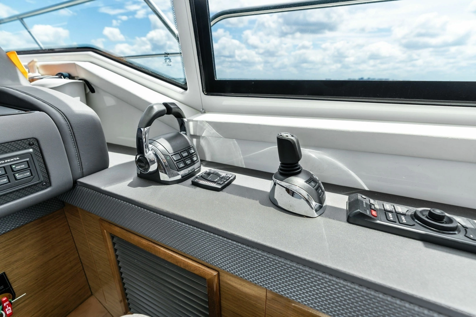2019 Cruisers Yachts 42 Cantius - Image 25
