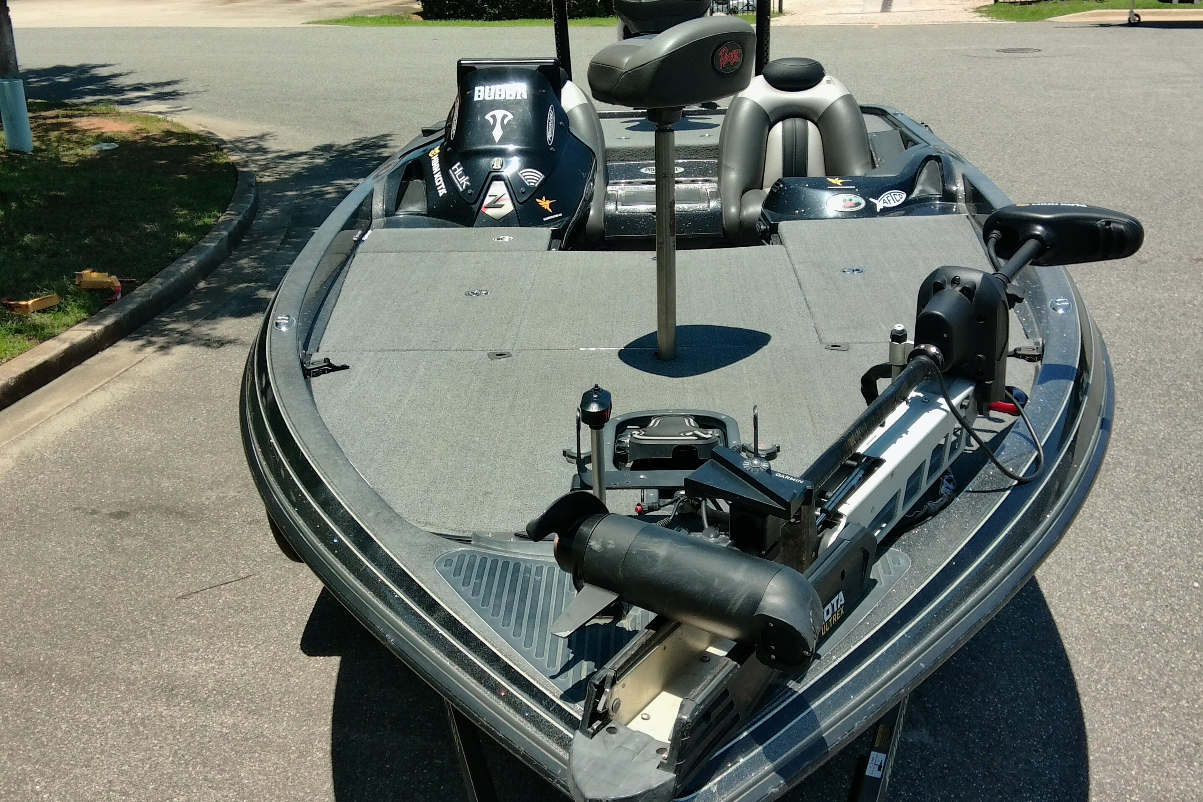 2012 Ranger Z520 bass boat with trolling motor and fishing seats.