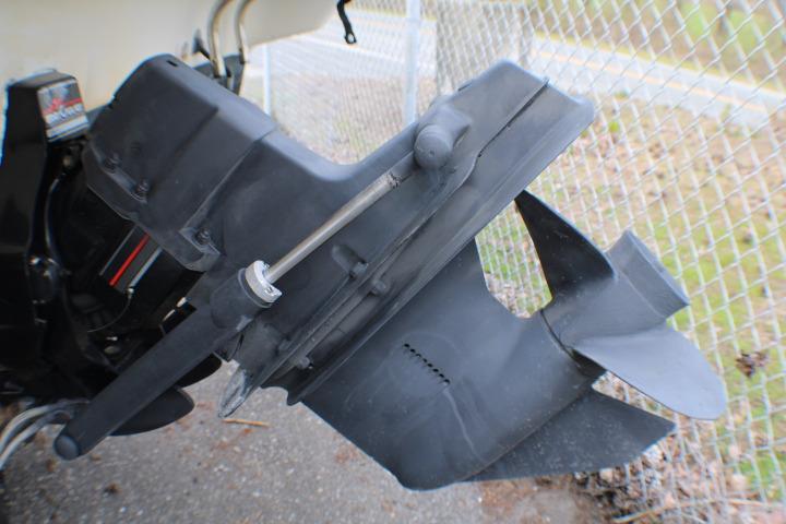 1998 Bayliner 2655 Ciera Sunbridge boat propeller and drive system close-up.