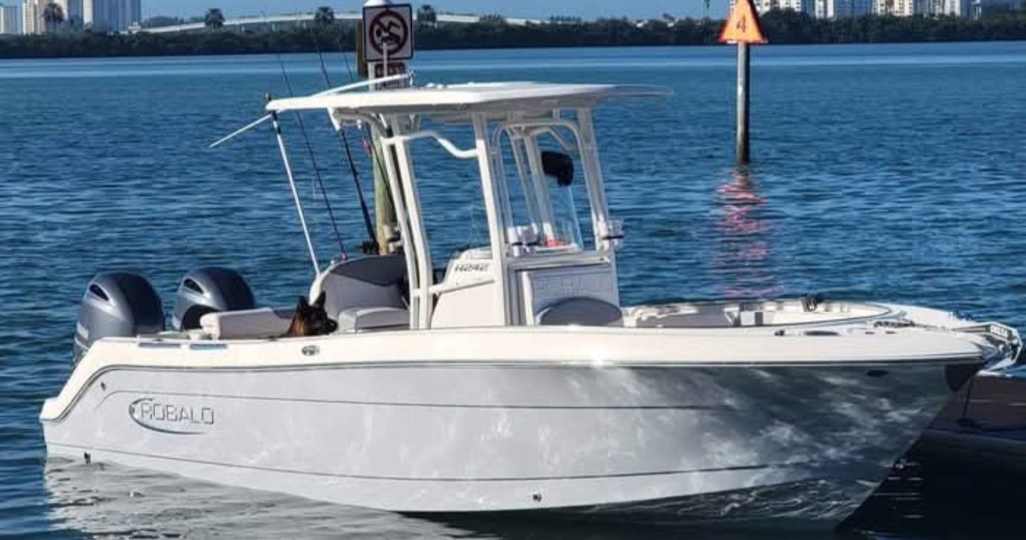2021 Robalo R242 Center Console - 8