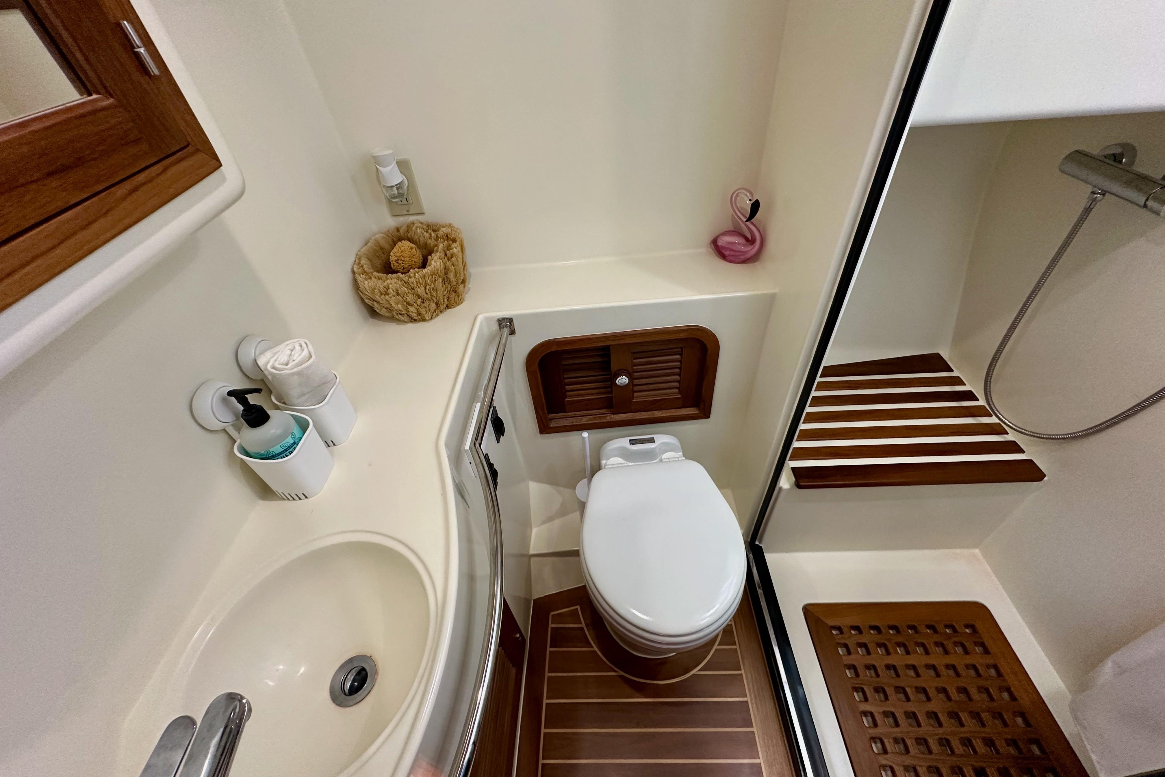 2025 Helmsman Trawlers 43E Pilothouse - Head / Vanity / Shower Compartment