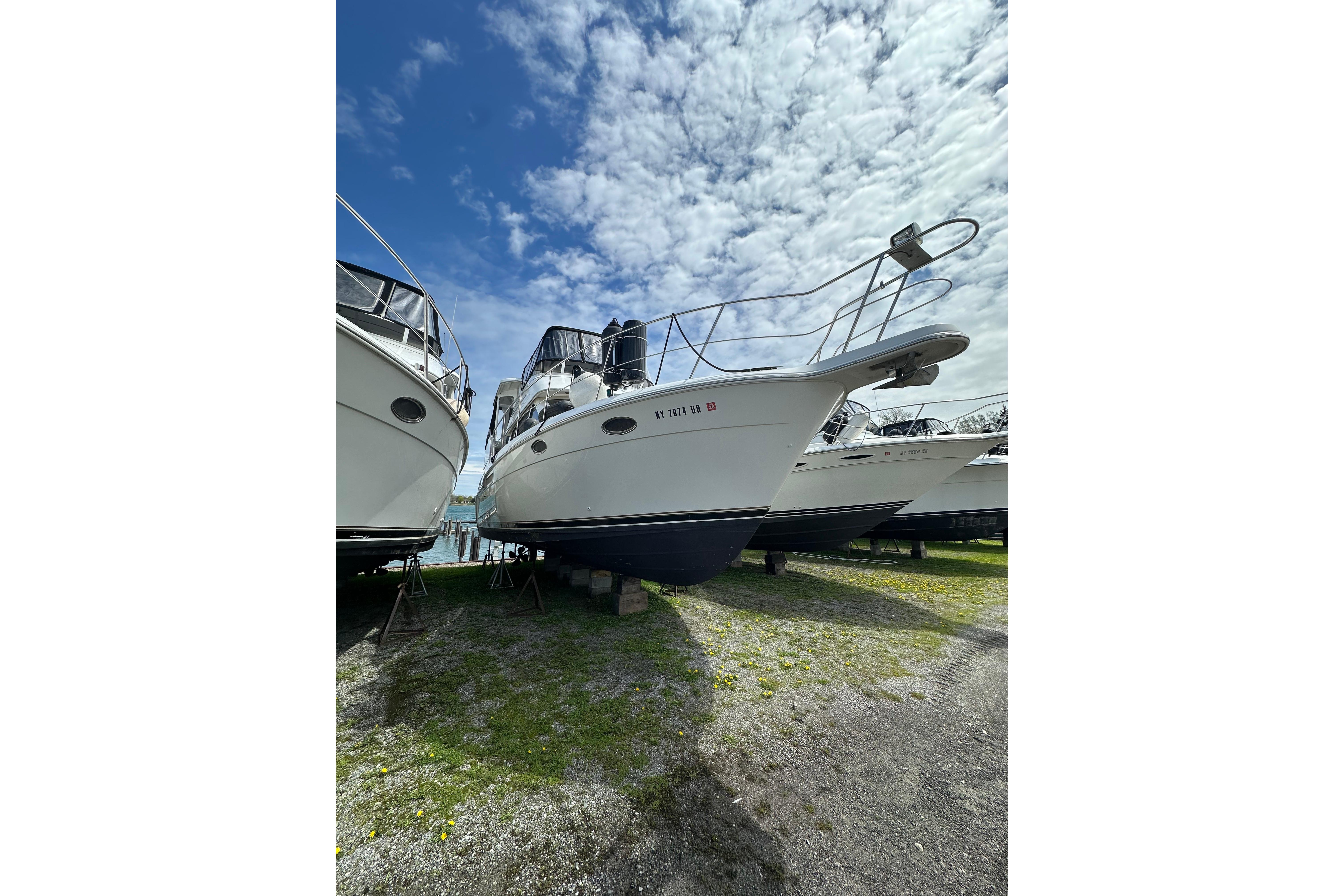 1998 Carver 355 Aft Cabin Motor Yacht