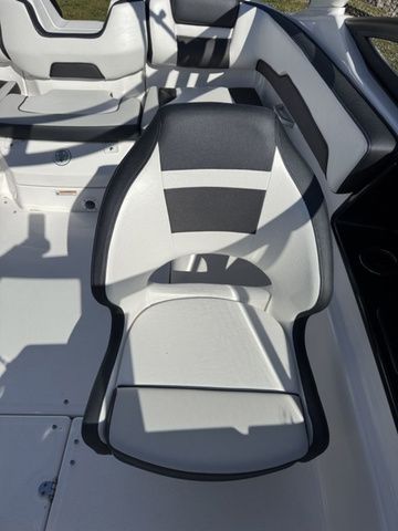 2026 Yamaha Boats 195S - 11