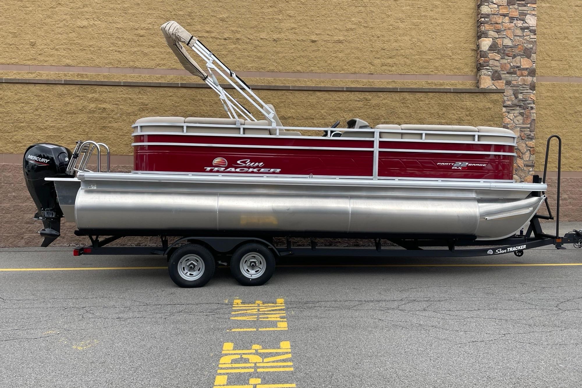 2025 Sun Tracker Party Barge 22 XP3