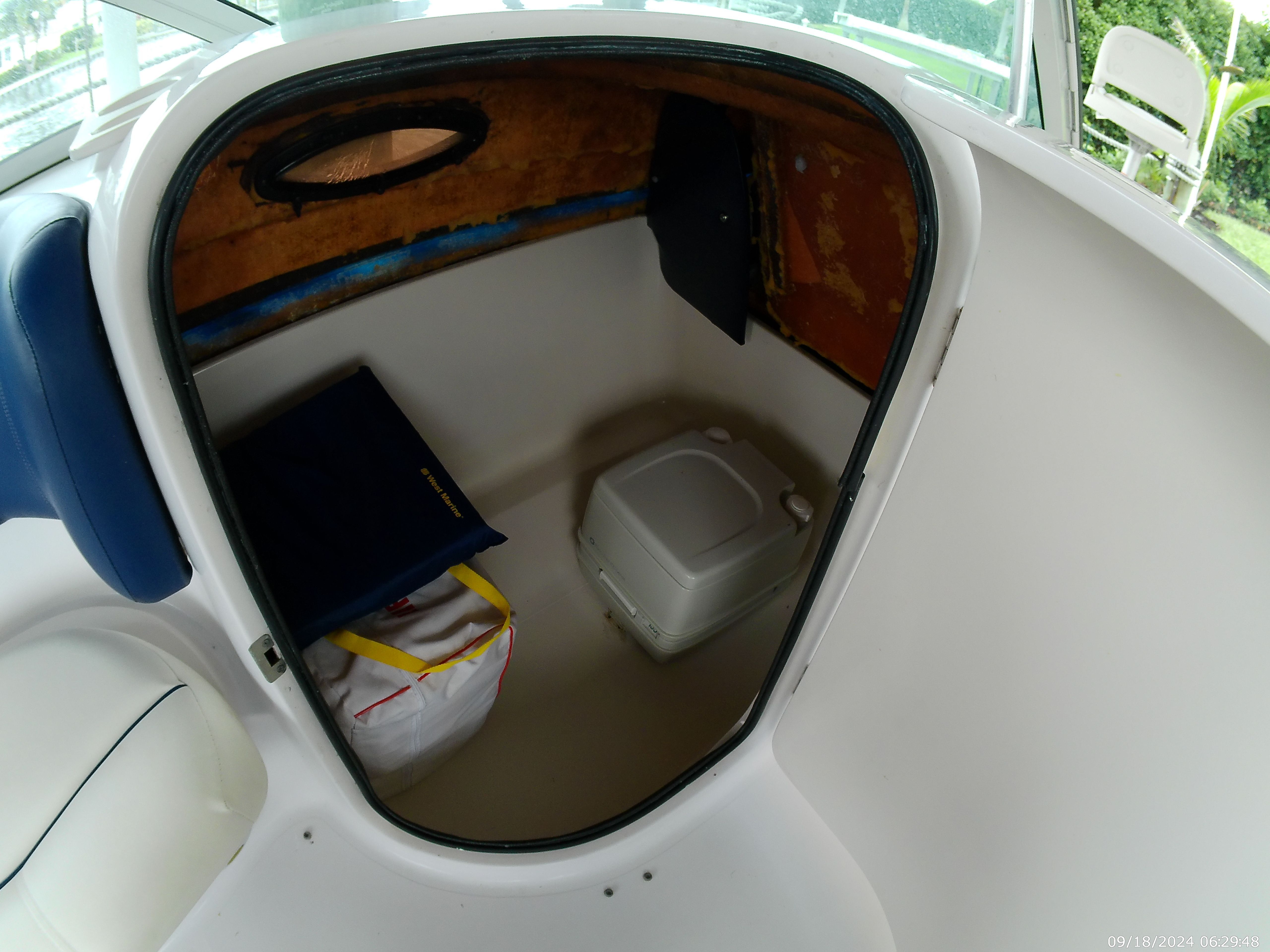 2000 Godfrey / Hurricane Sundeck 237 I/O - 31