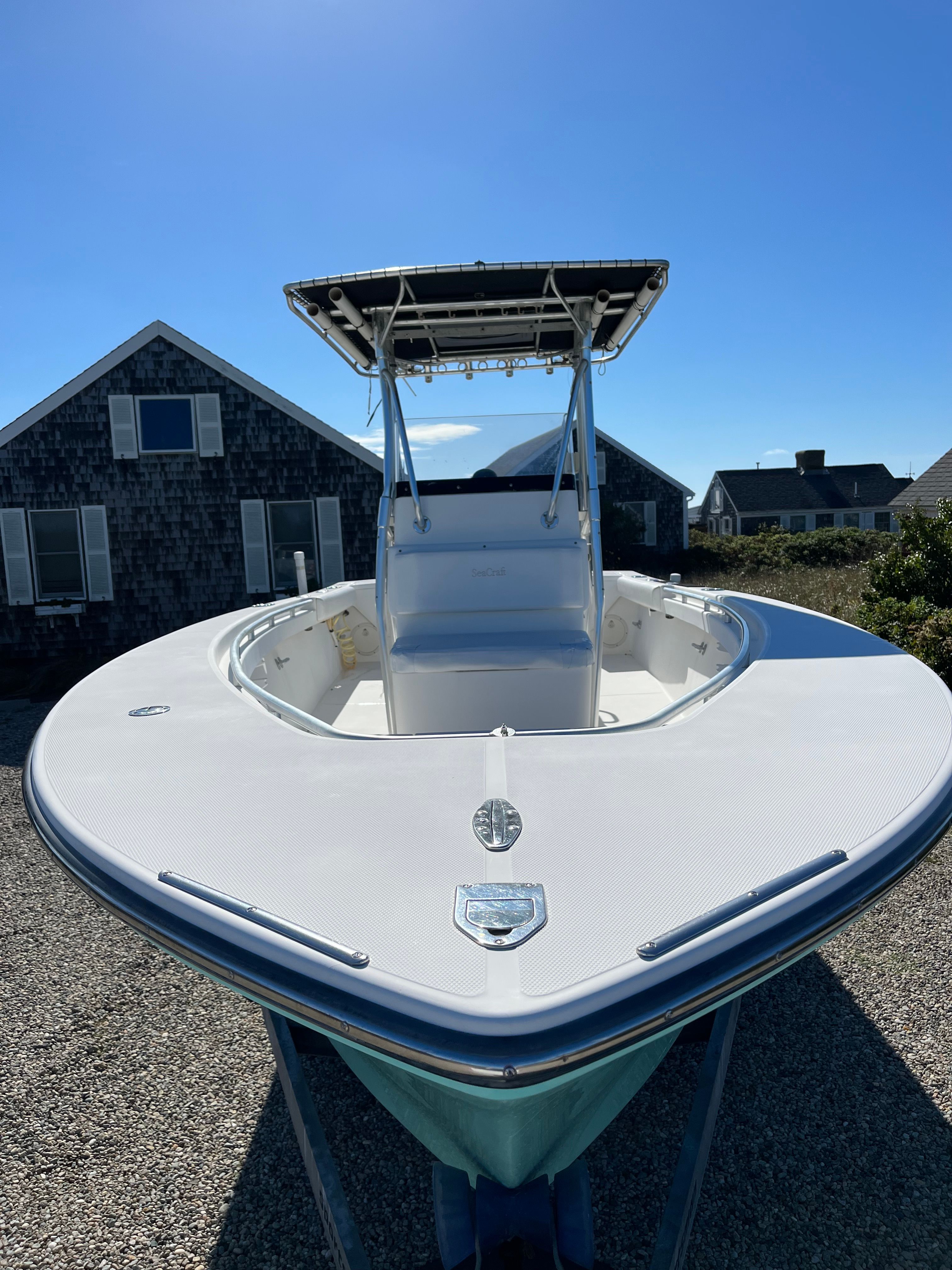 2001 SeaCraft SXCRB730H001 boat on gravel surface near houses.