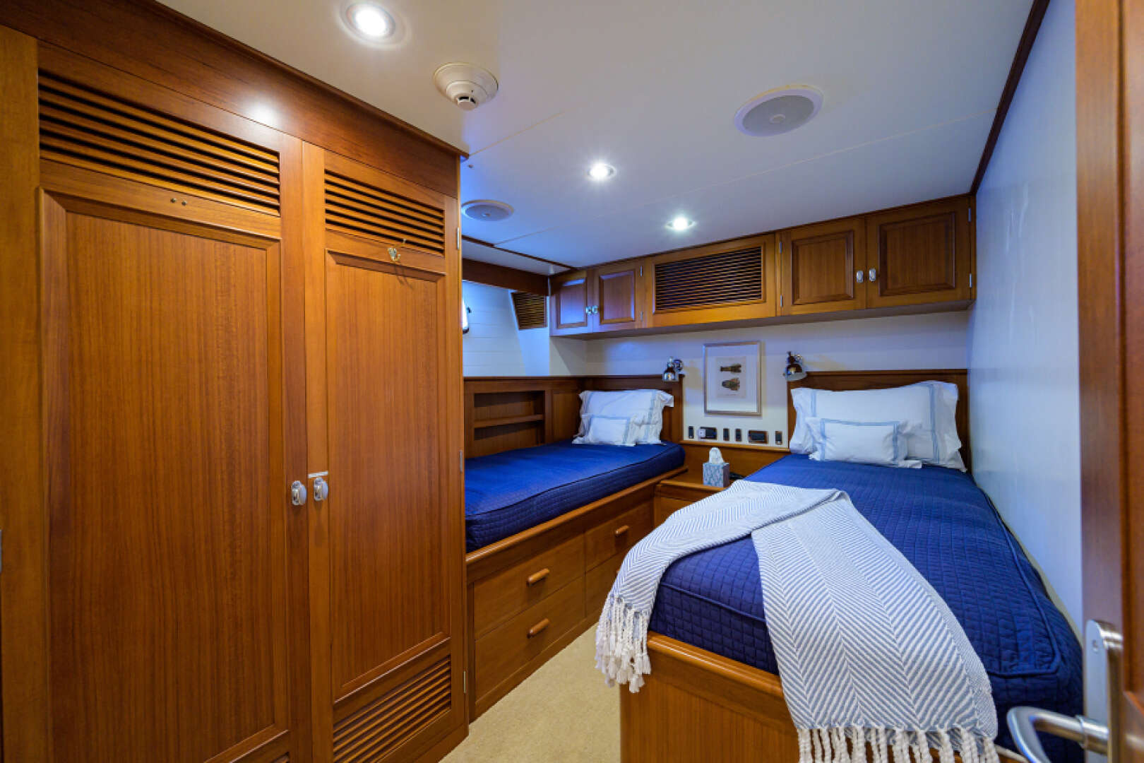 2003 New England Boatworks Enclosed Raised Pilothouse - Image 28