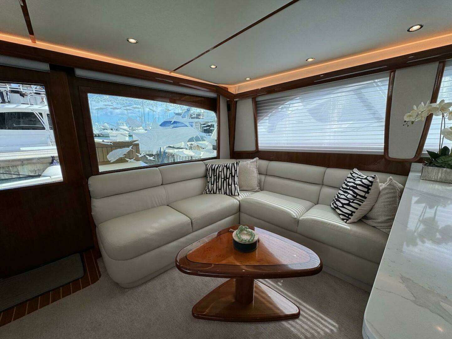 2007 Viking 52 Convertible - Image 7