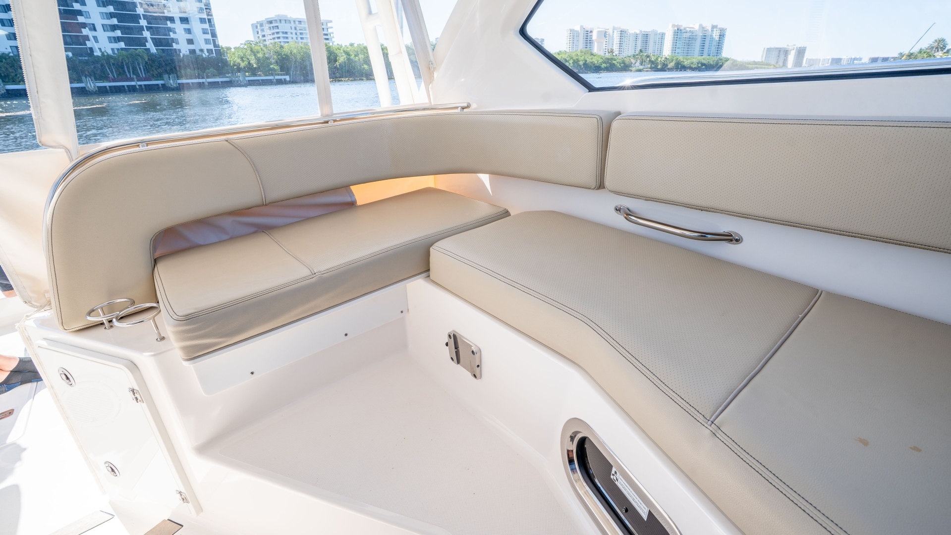 2018 Pursuit 325 OS - Image 21