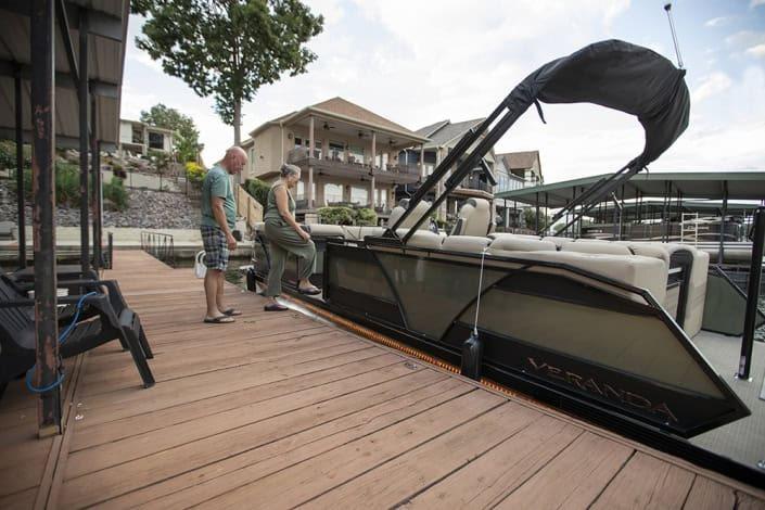 2026 Veranda Relax VR235RCP pontoon boat docked with people boarding.